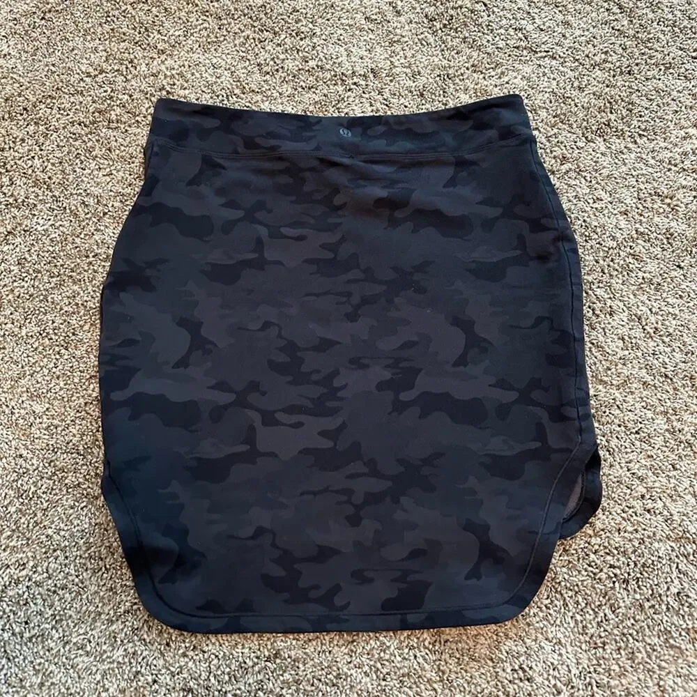 Lululemon Athletica Women’s Size 8 camo skirt (skirt— not skort) EUC